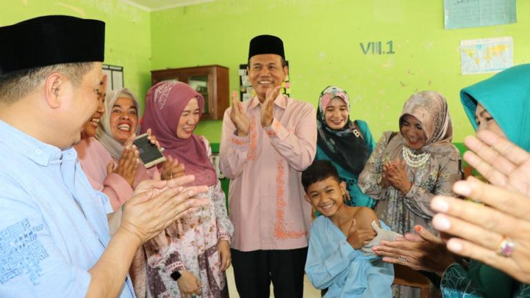 Walikota Pariaman Genius Umar usai meninjau pemberian imunisasi MR yang bertempat di SMP 2 Kota Pariaman, Jum'at (9/9). (Foto : Istimewa)
