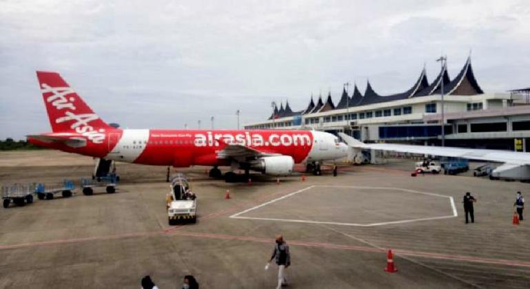 Pesawat Air Asia saat parkir di apron BIM Padangpariaman beberapa waktu lalu, kini kembali rute internasional kembali dibuka di BIM. (Dok : Istimewa)