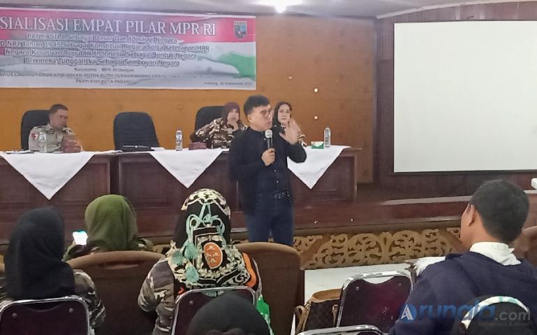 Anggota DPD/MPR RI asal Sumbar, Alirman Sori ketika berikan sosialisasi Empat Pilar MPR RI kepada pengurus dan anggota FKPPI Kota Padang, Jumat (30/9). (Foto : Arzil)