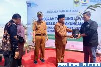 EGM AP II BIM, Siswanto secara simbolis serahkan bibit durian montong kepada Wabup Padangpariaman, Rahmang di Pasie Jambak, Padang, Selasa (27/9). ( Foto : Arzil)
