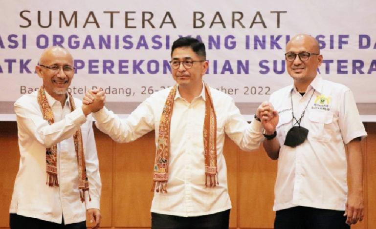 Ketum Kadin, Arsjad Rasjid bersama dua kandidat Ketua Kadin Sumbar yang akan bersaing pada pemilihan di Musprov Kadin Sumbar ke - VII di Padang, Senin (26/9). (Dok : Istimewa)