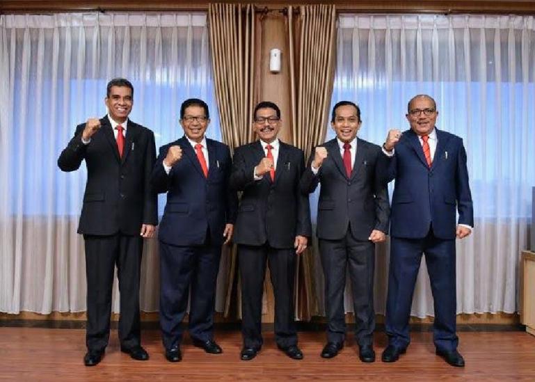 Direktur Operasional Syafrizal, Direktur Kepatuhan Restu Wirawan, Direktur Utama Muhamad Irsyad, Direktur Kredit & Syariah Gusti Candra dan Direktur Keuangan Sania Putra. (Dok : Istimewa)