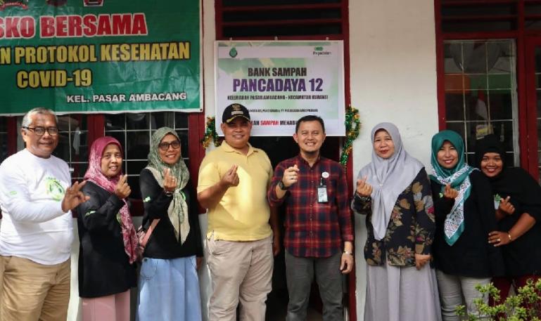 Lurah Pasar Ambacang, Syamsu Irwan disaksikan Pimpinan cabang (Pinca) Pegadaian, Akmal, Ketua Forum BS MSME Indonesia Dewi Mina dan tim Educator Bank Sampah Eko Muhardi, Sabtu (3/9). (Dok : Istimewa)