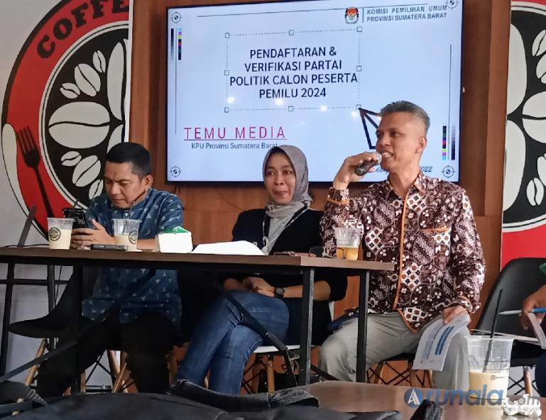 Koordinator Divisi Sosialisasi, Parmas dan SDM KPU Sumbar, Izwaryani berikan penjelasan kepada para wartawan menyangkut proses tahapan verifikasi administrasi parpol yang akan ikut pemilu 2024 di Sumbar, Minggu (11/9). (Foto : Arzil)