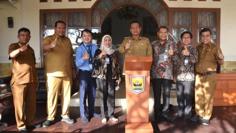Wali Kota Pariaman, Genius Umar, menerima kunjungan Kepala Cabang Utama (KCU) BCA (Bank Central Asia) Padang bertempat di rumah dinas walikota, Kelurahan Kampung Jawa II, Kecamatan Pariaman Tengah, Selasa sore (6/9). (Foto : Istimewa)