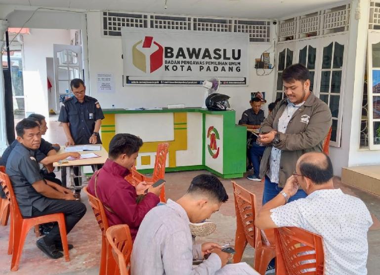 Bawaslu Sumbar pemantauan proses rekrutmen calon anggota Panwascam di kantor Bawaslu Kota Padang, Senin (26/9). (Dok : Istimewa)