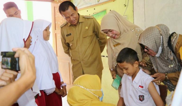 Wako Genius Umar menyaksikan anak sekolah yang ikuti imunisasi dalam program BIAN di salah satu sekolah di Kota Pariaman, Senin pagi (19/9). (Dok : Istimewa)