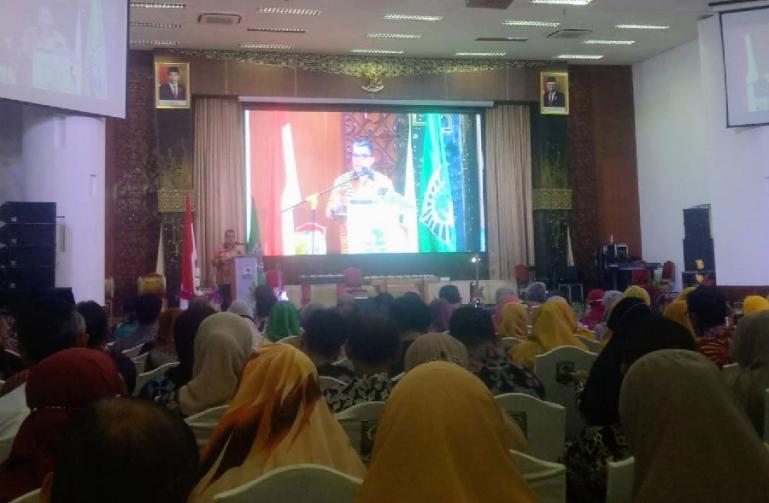 Rektor Unand Prof Dr Yuliandri SH MH saat memberikan sambutan pada Dies Natalis ke-66 di Convention Hall Unand, Selasa (13/9). (Foto : Fajril)