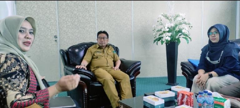 Tim monev KI Sumbar saat mengunjungi Dinas Sumber Daya Air dan Bina Konstruksi (SDA-BK) Sumbar, Selasa (13/9). (Dok : Istimewa)