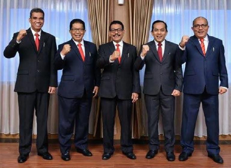 Direktur Operasional Syafrizal, Direktur Kepatuhan Restu Wirawan, Direktur Utama Muhamad Irsyad, Direktur Kredit & Syariah Gusti Candra dan Direktur Keuangan Sania Putra. (Dok : Istimewa)