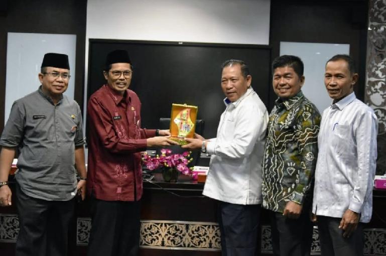Rombongan DPRD Kota Dumai serahkan cinderamata kepada Sekretaris DPRD Sumbar Raflis, Jumat (16/9). (Dok Istimewa)