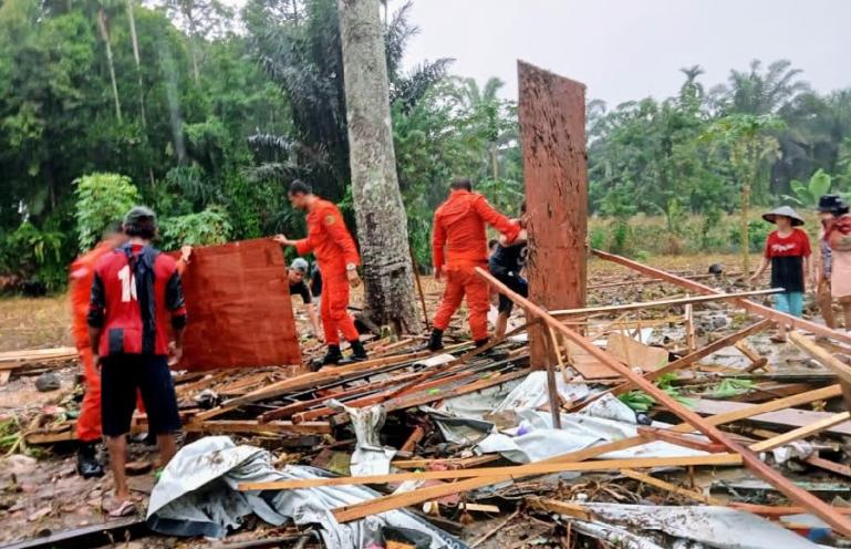 Tim SAR gabung bersihkan puing-puing Huntara yang hanyut diterjang banjir di daerah Kajai, Pasbar, Rabu siang (21/9). (Dok : Istimewa)