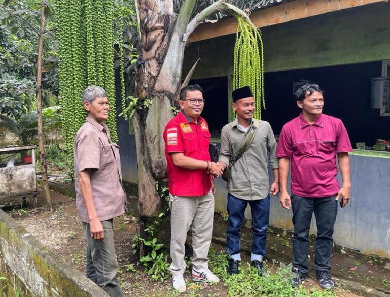 Anggota Komisi II DPRD Sumbar dari Fraksi PDIP, Syamsul Bahri bersama salah satu kelompok perhutanan sosial di Pasbar, Kamis (22/9). (Dok : Istimewa)