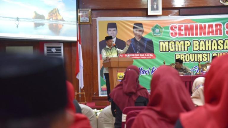 Wali Kota Pariaman Genius Umar membuka seminar sehari III Musyawarah Guru Mata Pelajaran (MGMP) Bahasa Inggris MTS se Provinsi Sumatera Barat yang bertempat di Aula Balai Kota Pariaman, Jum'at (2/9). (Foto : Istimewa)