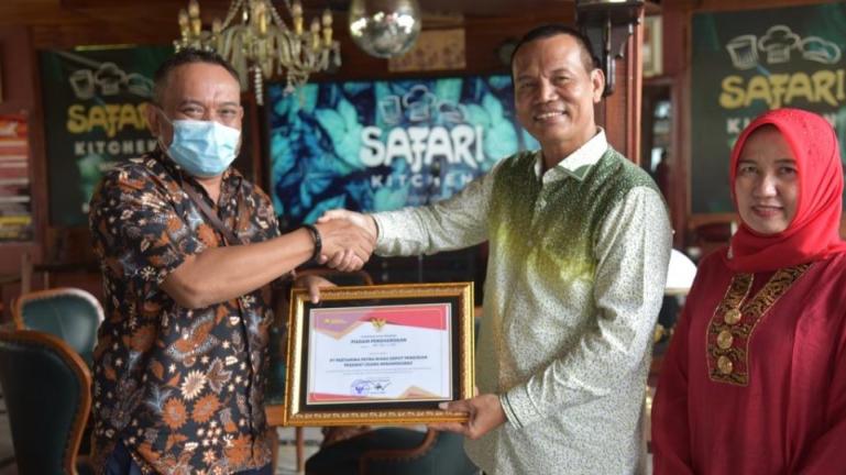 Wali Kota Pariaman, Genius Umar menyerahkan Piagam Penghargaan, atas nama Pemerintah Daerah Kota Pariaman, kepada pihak PT Pertamina Patra Niaga DPPU (Depot Pengisian Pesawat Udara) Minangkabau bertempat di Hotel Safari Inn, Pantai Kata, Desa Taluak, Keca
