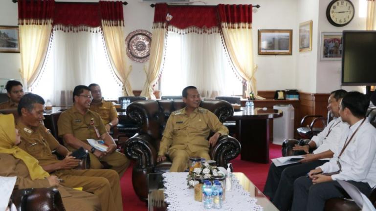 Wali Kota Pariaman, Genius Umar menerima audiensi dari Pengendali Teknis Badan Pemeriksa Keuangan (BPK) Perwakilan Provinsi Sumatera Barat, Muhammad Ilyas beserta robongan di ruang kerja walikota pariaman, Senin (12/9). (Foto : Istimewa)