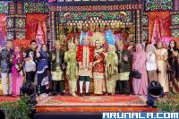 Hari bahagia Helsi Yasin saat melangsungkan pernikahan putri pertamanya dr Redha Melanda dengan Muhammad Rizaldy di ball room Hotel Santika Premiere Padang, Minggu (4/9). (Foto : Arzil)