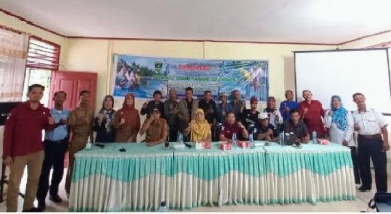 Kadis Kelautan dan Perikanan Sumbar Dr Ir Desniarti MM bersama saat pelatihan budidaya udang vaname air tawar di Koto Kaciak Kecamatan Tanjung Raya Kabupaten Agam. (Dok : Istimewa)