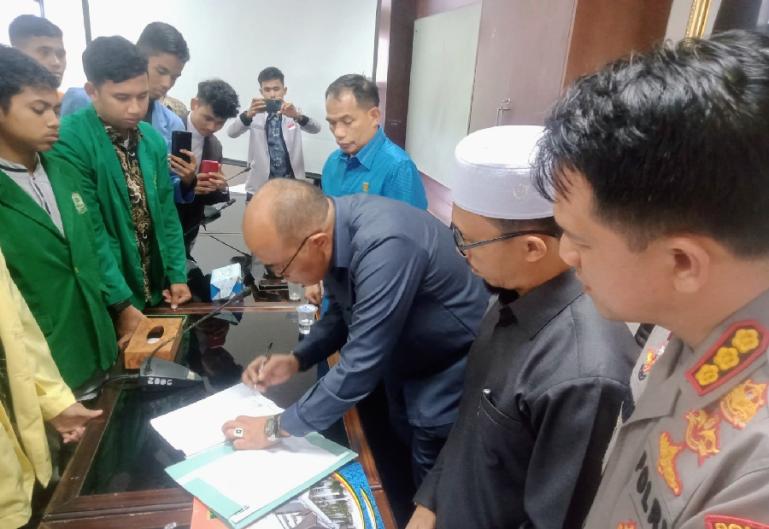 Ketua DPRD Sumbar Supardi tandatangani surat pernyataan pihak BEM Sumbar tentang penolakan kenaikkan harga BBM, di Padang, Jumat (9/9). (Dok : Istimewa)