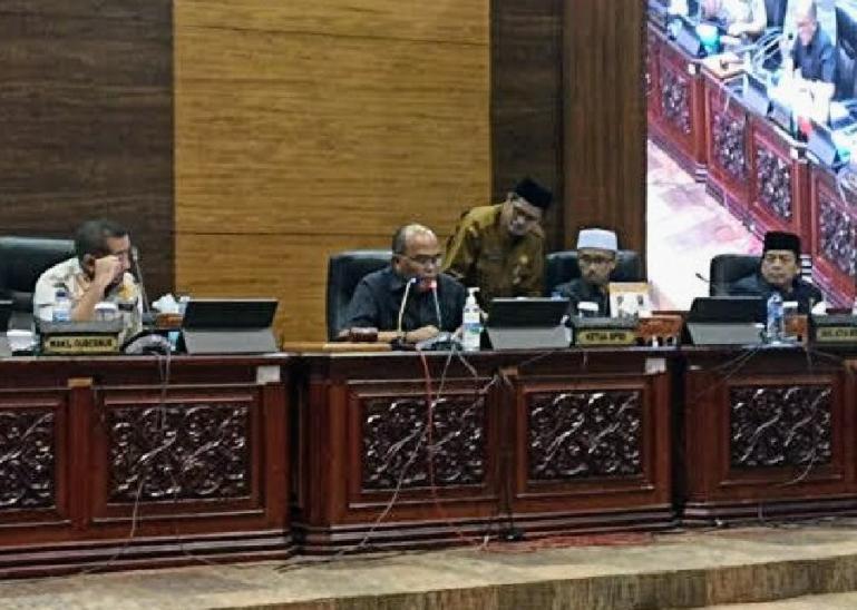 Ketua DPRD Sumbar, Supardi saat pimpin rapat paripurna membahas Ranperda perubahan APBD Sumbar 2022 di ruang rapat utama DPRD, Senin (12/9). (Dok : Istimewa)