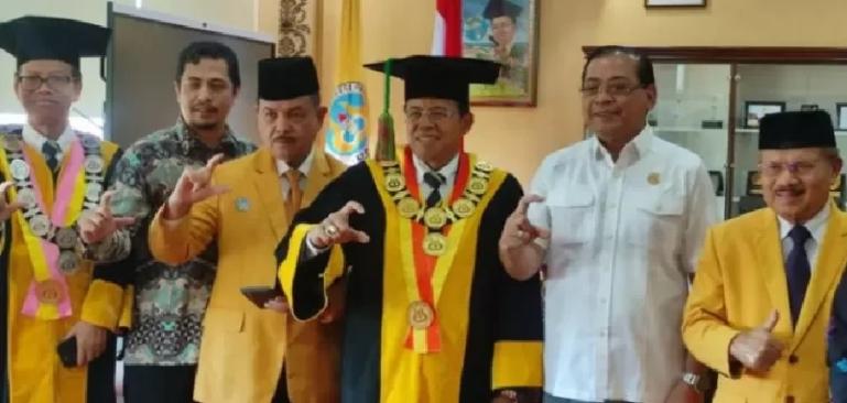Ketua Komisi Informasi (KI) Pusat Donny Yoesgiantoro bersama Rektor UNP, Prof Ganefri, Ketua KI Sumbar Nofal Wiska saat acara wisuda di UNP, Jumat (23/9). (Dok : Istimewa)