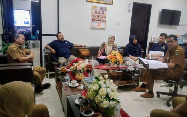 Komisioner KI Sumbar saat lakukan visitasi monev KIP 2022 di sekretariat DPRD Sumbar, Selasa (13/9). (Dok : Istimewa)