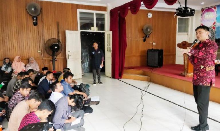 Wakil Ketua KI Pusat, Arya Sandhiyuda berikan pemahaman KIP kepada mahasiswa UIN Imam Bonjol Padang, Jumat (30/9). (Dok : Istimewa)