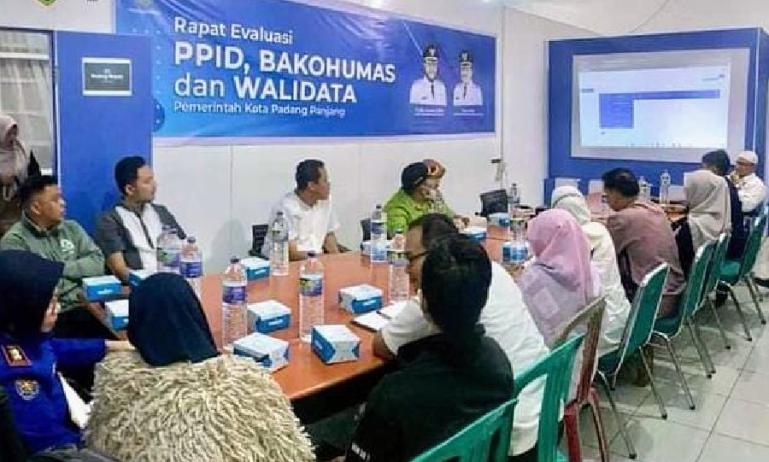 Diskominfo Kota Padangpanjang saat gelar rapat evaluasi bersama Pejabat Pengelola Informasi dan Dokumentasi (PPID) Pembantu dan instansi terkait, Jumat (2/9). (Dok : Istimewa)