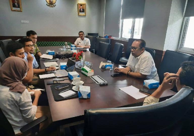 Ketua dan anggota Komisi 1 DPRD Sumbar, Sawal dan Desrio Putra saat rapat kerja dengan tim penyusun naskah akademik perubahan Perda No 6/2017, di DPRD Sumbar, Rabu sore (28/9). (Dok : Istimewa)