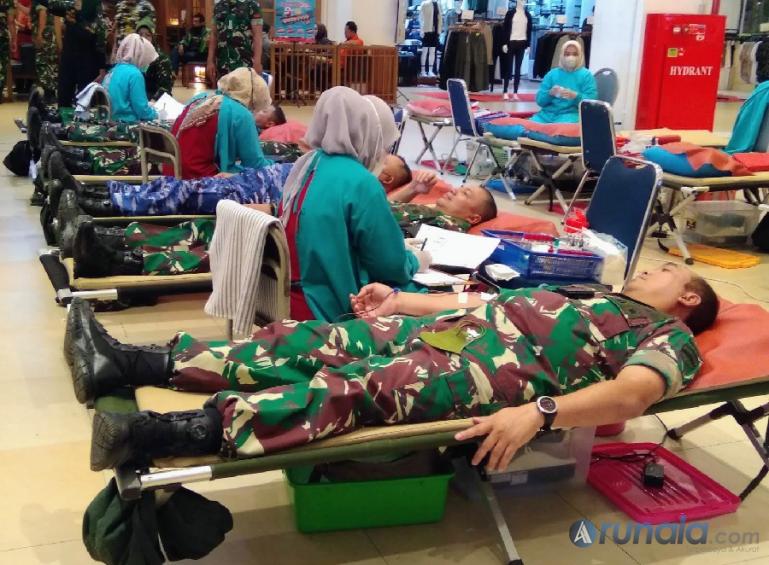 Danrem 032/WBR, Brigjen TNI Purmanto sedang donor darah yang diadakan di Transmart Padang, Selasa siang (27/9). (Foto : Derizon)