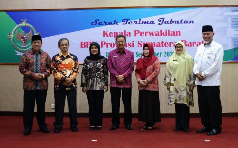 Gubernur Mahyeldi saat menghadiri serah terima jabatan Kepala BPK Sumbar di Padang, Jumat (23/9). (Dok : Istimewa)