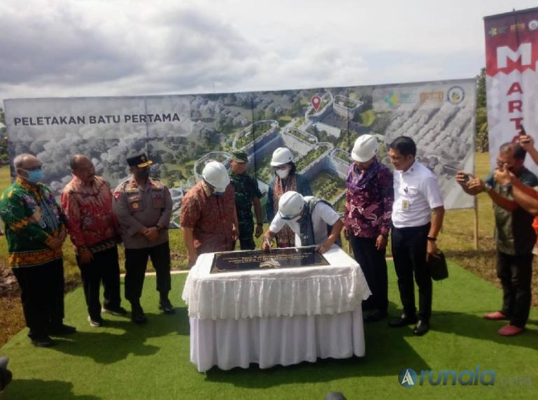 Kepala Staf Kepresidenan RI Moeldoko menandatangani prasasti pertanda dimulainya pembangunan pengembangan pelayanan KRIS RSUP Dr M Djamil Padang, Jumat (30/9). (Foto : Fajril)