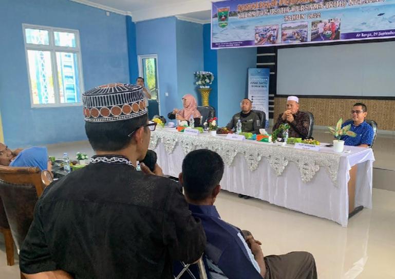 Wagub Audy Joinaldy saat mendengarkan keluhan salah seorang nelayan Air Bangis, Pasbar, Sabtu (24/9). (Dok : Istimewa)