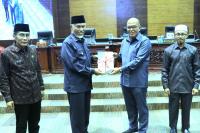 Gubernur Mahyeldi serahkan dokumen nota Ranperda perubahan APBD 2022 kepada Ketua DPRD Sumbar, Supardi, Jumat (9/9). (Dok : Istimewa)