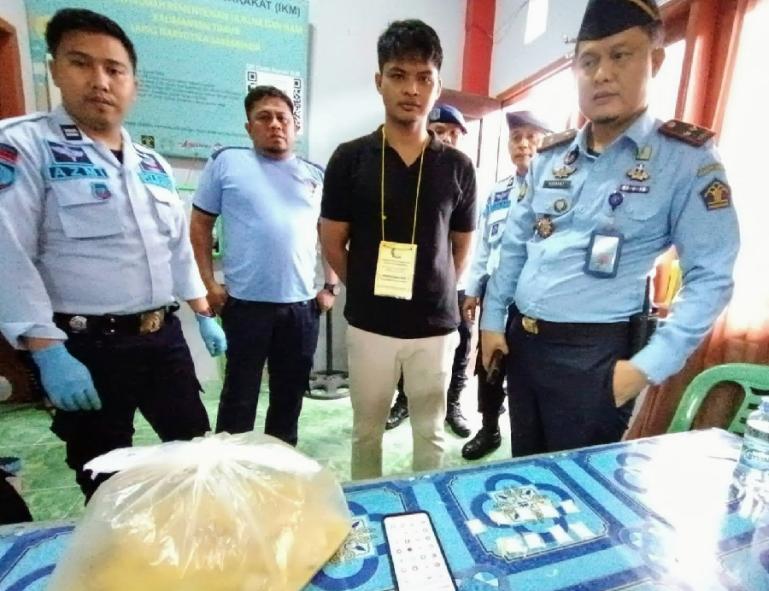 Kepala Lapas, Narkotika Samarinda, Hidayat bersama anggotanya menangkap pelaku yang seludupkan sabu ke dalam Lapas, Kamis (16/9). (Dok : Istimewa)