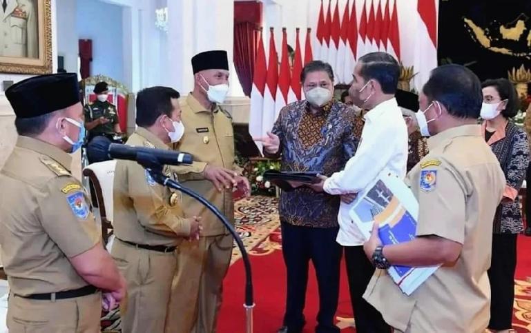 Gubernur Sumbar, Mahyeldi dengarkan arahan Presiden Joko Widodo menyangkut penanggulangan inflasi di Sumbar, Senin (12/9). (Dok : Istimewa)