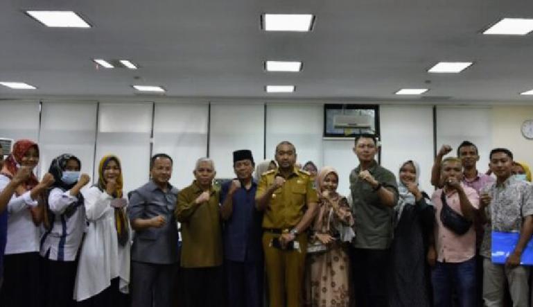 Wagub Sumbar, Audy Joinaldy dan Wakil Ketua DPRD Sumbar Suwirpen Suib menerima puluhan pegawai honorer Kabupaten Solsel yang mengadukan nasib mereka agar diangkat jadi ASN, di Padang, Selasa (13/9). (Dok : Istimewa)