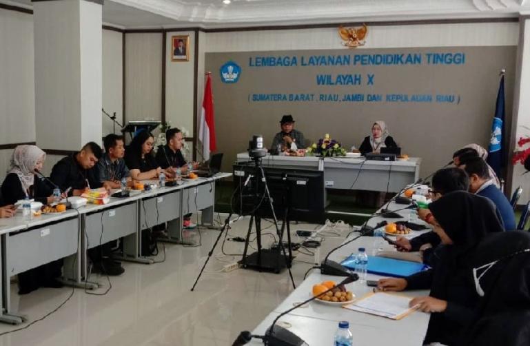 Wakil Ketua KI Sumbar, Arif Yumardi bersama Komisioner KI Sumbar Tanti Endang Lestari saat visitasi ke LLDIKTI X wilayah X, di Sumbar, Rabu (14/9). (Dok : Istimewa)