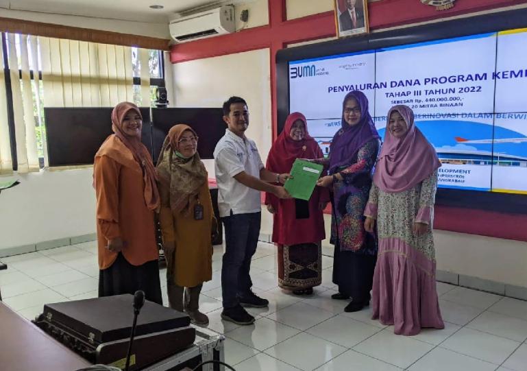 Manager FHR  PT Angkasa Pura II BIM, M Ikhbar Sungkar bersama para pelaku UMK di Sumbar seusai penyerahan dana kemitraan, Kamis (29/9). (Dok : Istimewa)