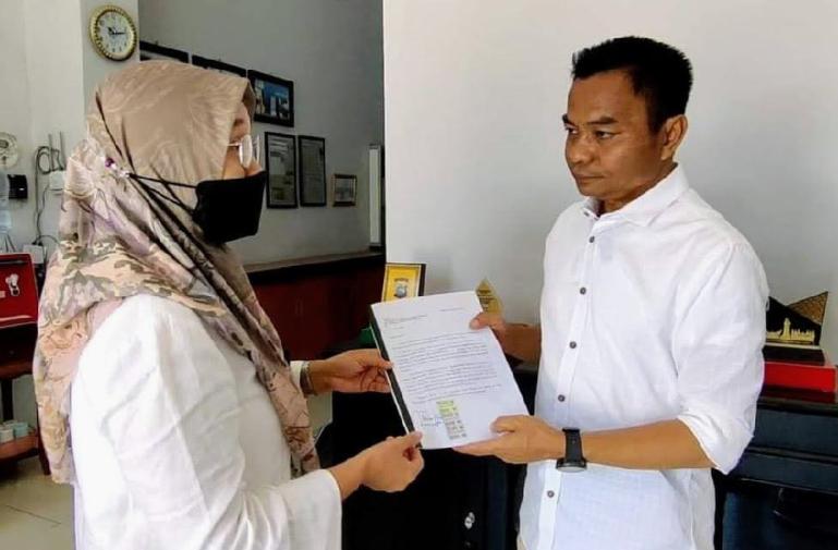 Seorang warga, Hidayat serahkan laporan adanya dugaan mala-administrasi terkait SE Diknas Sumbar soal PPDB SMA 2022, kepada Ombudsman Sumbar, Senin (26/9). (Dok : Istimewa)