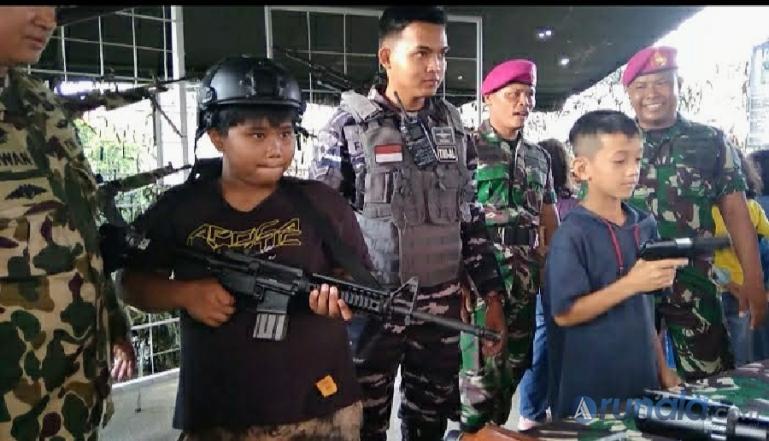 Siswa salah satu SD di Kota Padang merasa antusias saat melihat alutsista yang dipajang pada stand di Transmart Padang Selasa (27/9). (Foto : Derizon)