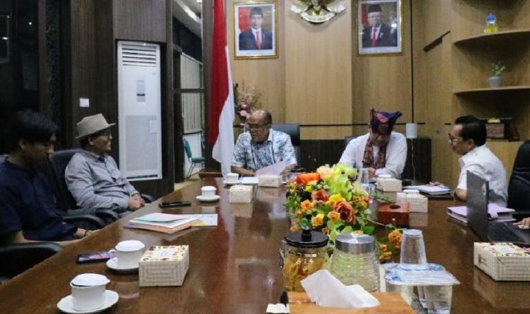 Ketua DPRD Sumbar Supardi jadi penengah pada pertemuan Dinas Pariwisata dan Dinas Kebudayaan dengan Sanggar Arts Center dan panitia Kongres HMPI di Padang, Rabu (28/9). (Dok : Istimewa)