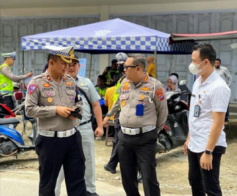Petugas Ditlantas Polda Sumbar bersama Bapenda Sumbar saat gelar razia bagi kendaraan yang nunggak pajak kendaraannya, Kamis (29/9). (Dok : Istimewa)