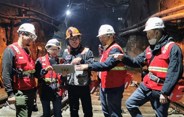 Direktur Utama Telkomsel Hendri Mulya Syam bersama Presiden Direktur PT Freeport Indonesia Tony Wenas dan Direktur Consumer Service Telkom FM Venusiana Papasi memantau penerapan teknologi 5G Underground Smart Mining di PT Freeport Indonesia (PTFI). (Dok :