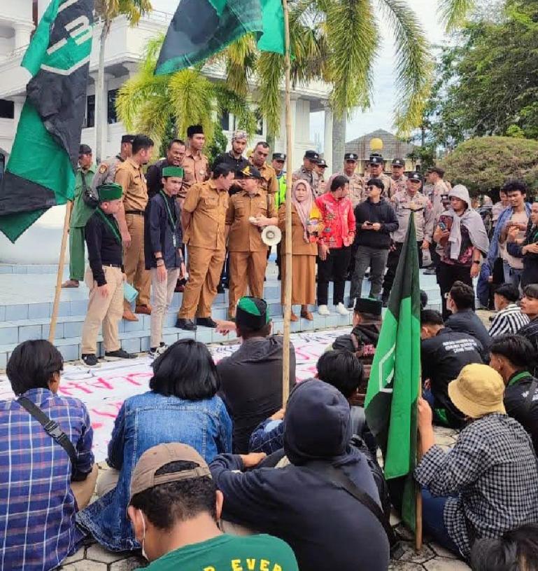Puluhan mahasiswa di Padang sedang dialog dengan Kabag Umum Sekretariat DPRD Sumbar, Riswandi dan lainnya saat demo penolakan kenaikkan BBM terjadi, Senin (5/9). (Dok : Istimewa)