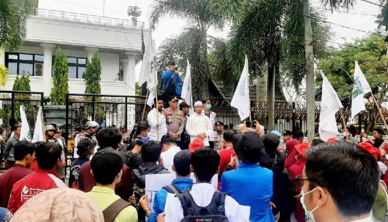 Terlihat Wakil Ketua DPRD Sumbar, Irsyad Safar didampingi Kapolresta Padang, Komber Ferry Harahap saat menemui para mahasiswa dari berbagai perguruan tinggi di Sumbar yang lakukan aksi demo tolak kenaikkan BBM bersubsidi di depan gedung DPRD Sumbar, Rabu