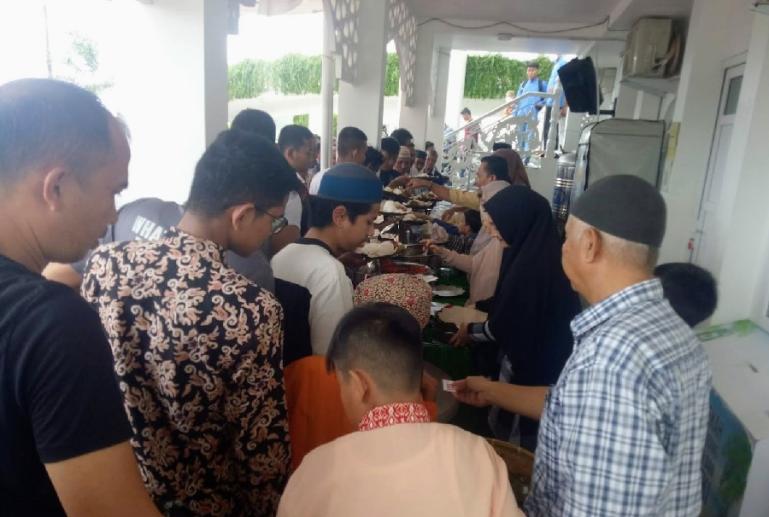Jamaah Masjid Al Hakim Pantai Padang tertib mengantre untuk menikmati hidangan yang telah disediakan, Jumat (30/9). (Foto : Fajril)