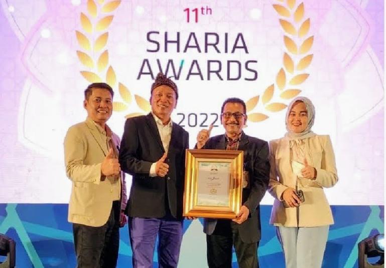 Dirut Bank Nagari Muhamad Irsyad (dua dari kanan), Chairman Infobank Eko B Supriyanto, Pinca Bank Nagari Syariah Padang Heri Fitrianto (paling kiri), dan Kabag Humas, Publikasi, dan Perlindungan Konsumen Divisi Sekretaris Perusahaan Bank Nagari, Intan Eva