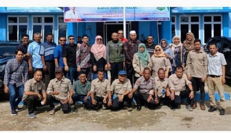 Wagub Sumbar Audy Joinaldy, Bupati Pasbar Hamsuardi bersama Kadis DKP Sumbar Desniarti di Kantor UPTD Pelabuhan Perikanan Wilayah II DKP Sumbar, Air Bangis, Pasbar, Sabtu (24/9). (Dok : Istimewa)