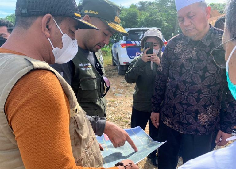 Wagub Audy Joinaldy didampingi Bupati Pasbar Hamsuardi tinjau pembangunan jalan di Pelabuhan Teluk Tapang, Pasbar, Sabtu (24/9). (Dok : Istimewa)